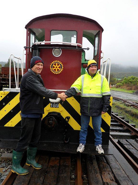 Rotary International badge unveiled on shunt loco Tr 189.