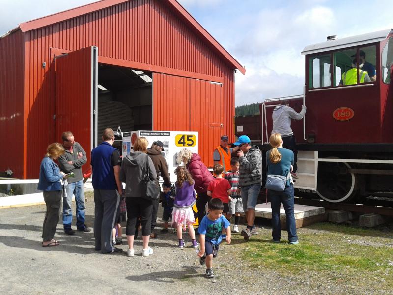 People lining up for a cab ride in Tr 189 on 6 October 2013