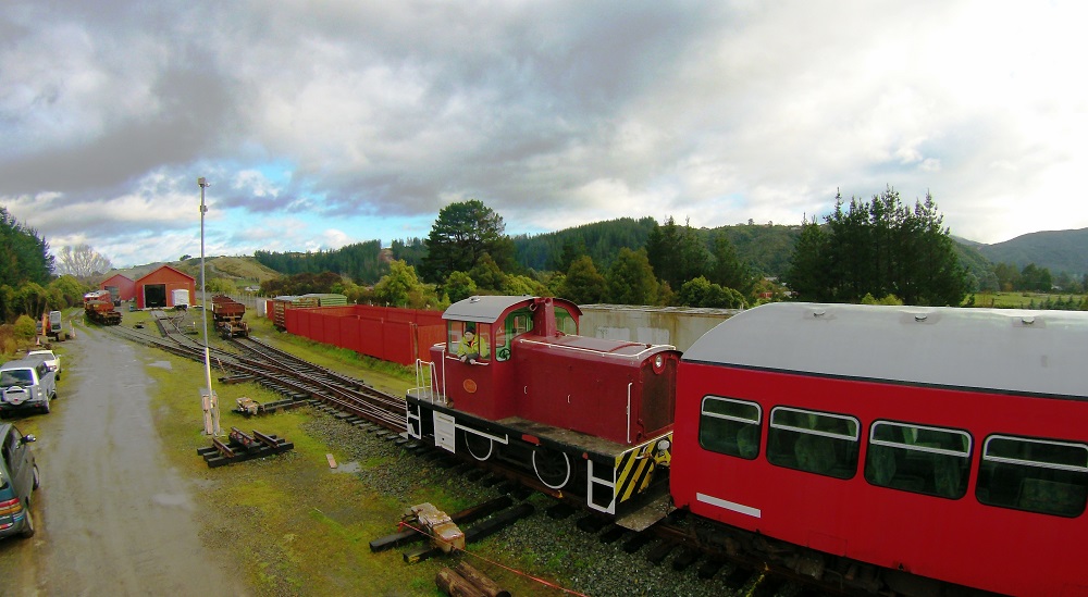 Train rides in historic multiple unit carriage