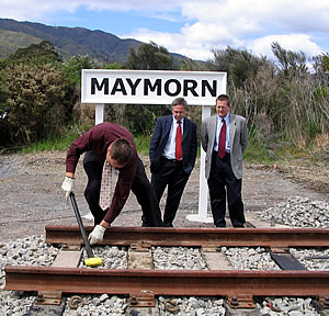 Chairperson Hugh McCracken positions clips for Hon. Paul Swain and Mayor Wayne Guppy to install. 