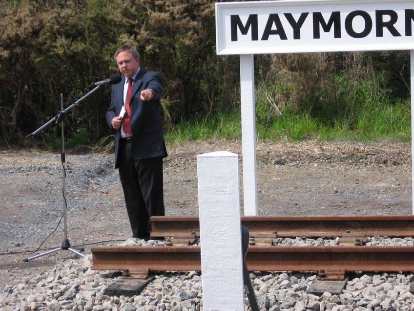 Hon. Paul Swain points out the significance of the zero-peg. Photo: Andy Maciver.