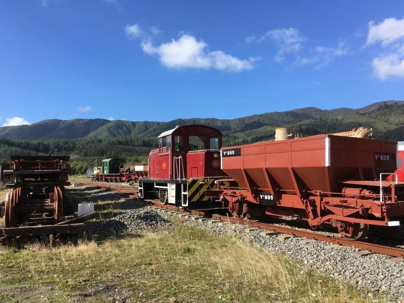 Tr189 shunting ballast wagon Yc895 out of the shed