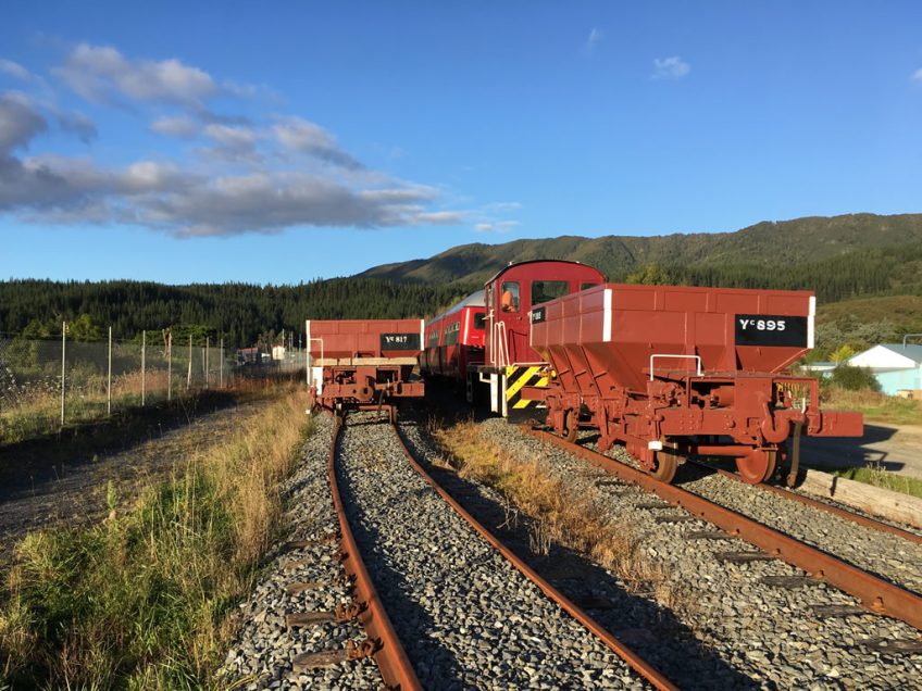 Tr189 shunting ballast wagons at Maymorn in April 2017