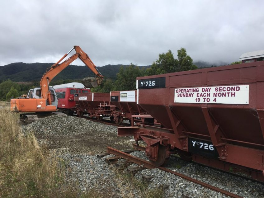 Loading ballast into Yc895