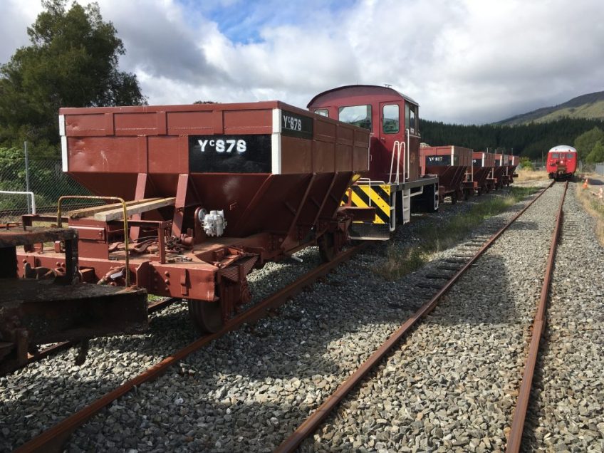 Tr189 shunting loaded ballast wagons into the loop