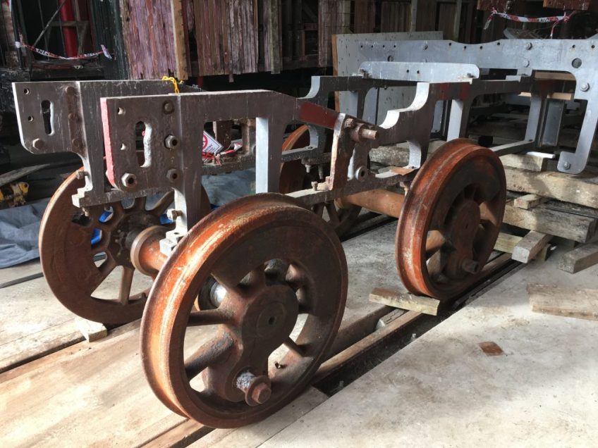 Lead and trailing driving wheels under the main frame