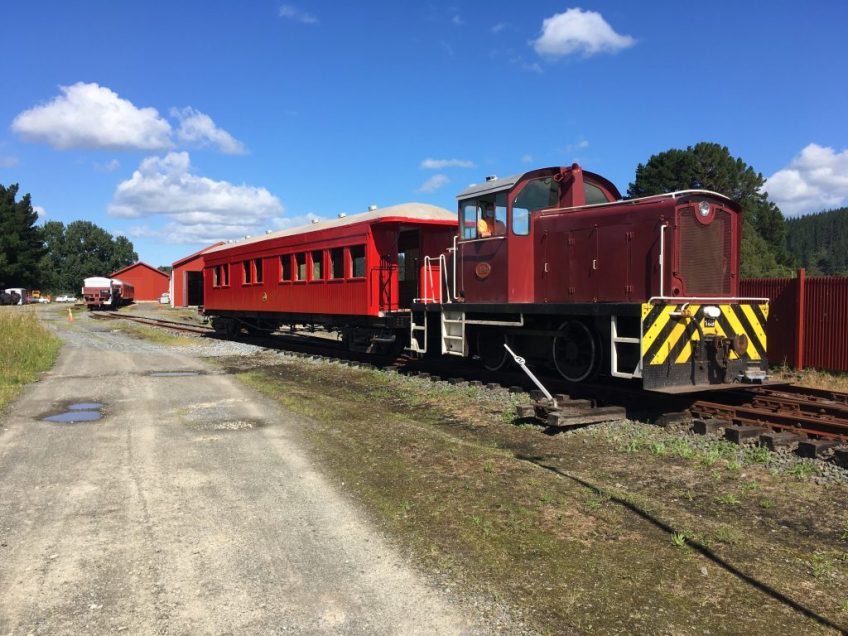 Tr189 shunting A1328 at Maymorn