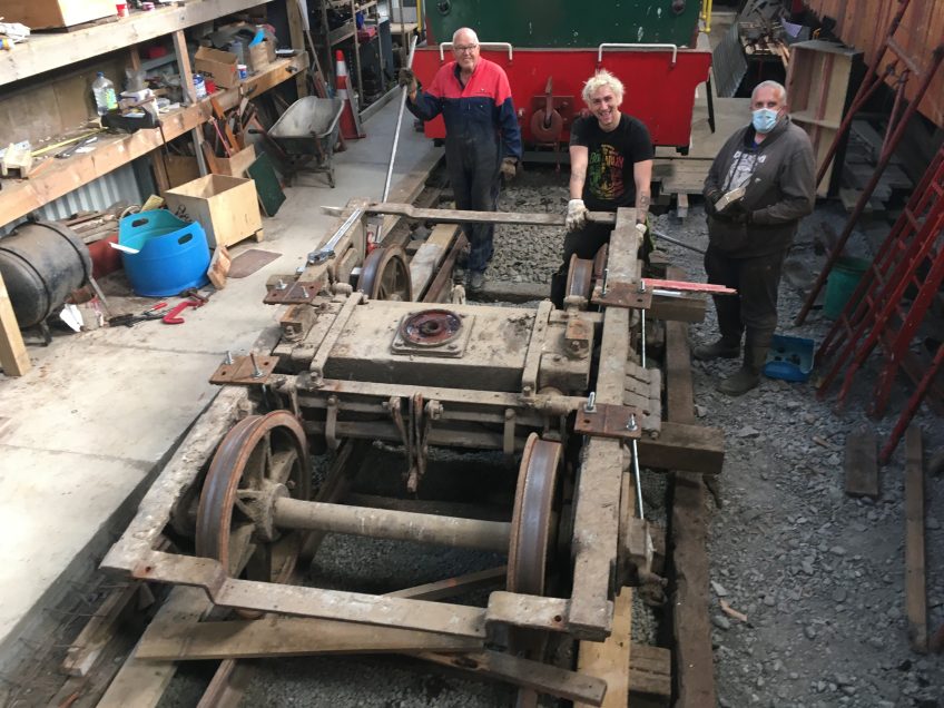 Checking and repairing the B end bogie of carriage A 1328