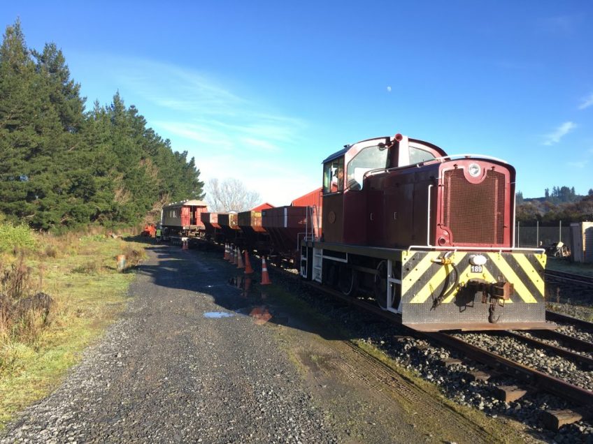 Tr 189 and runner wagons couple onto A 1328 at Maymorn